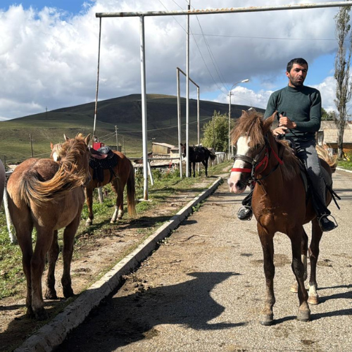 armenia-yerivar-roadtrip yerevan horse riding